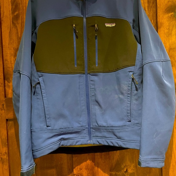 Patagonia men’s medium soft shell. Good condition. Blue and black. - Picture 2 of 15